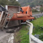 A18, incidente autonomo: si ribalta un camion