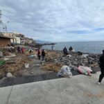 Torre Archirafi, i volontari suppliscono le istituzioni: rimossi i detriti sulla spiaggia